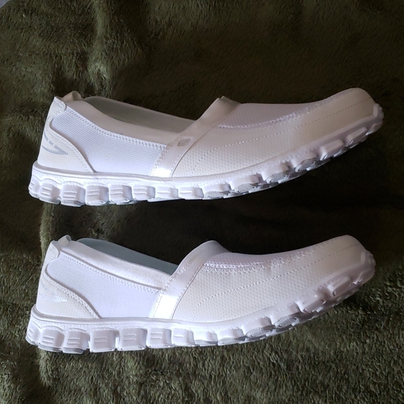 Skechers Shoes - Picture 3 of 6